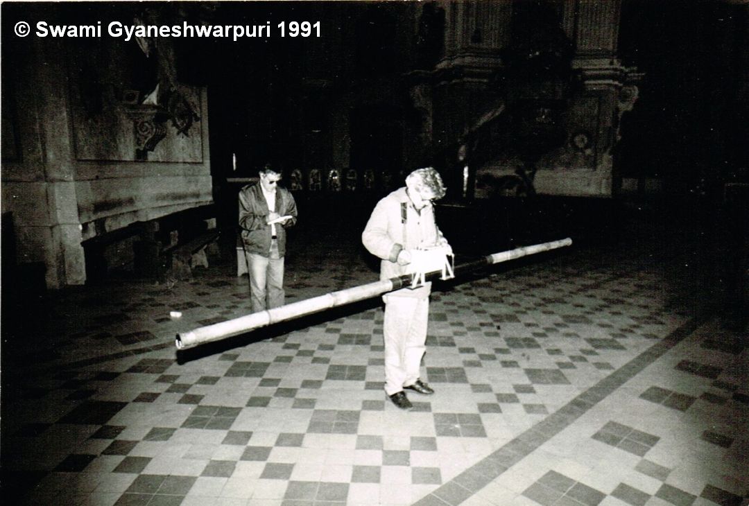 Geofyzikální měření v chrámu Panny Marie, R. Záhora (vpravo) a Vladimír Hašek (vlevo) (1991).