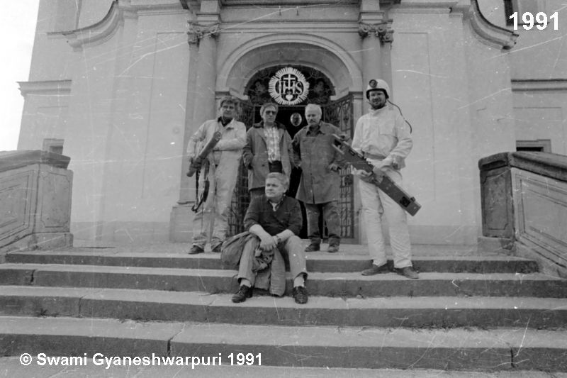 Geofyzici ve Křtinách. R. Záhora, Vladimír Hašek, Stanislav. Mayer a ?. Sedící: Antonín Novotný (1991).