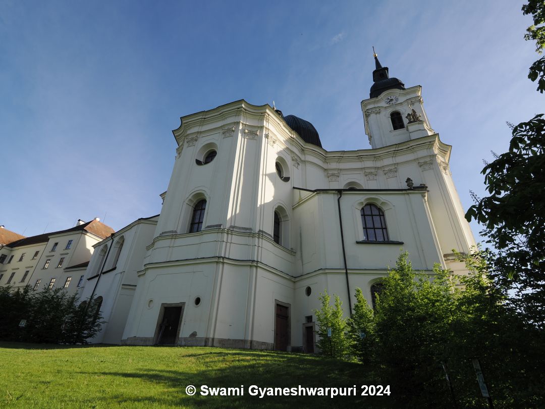 Zde stával Český kostel, pravděpodobně bohužel až pod barokní novostavbou chrámu Panny Marie.