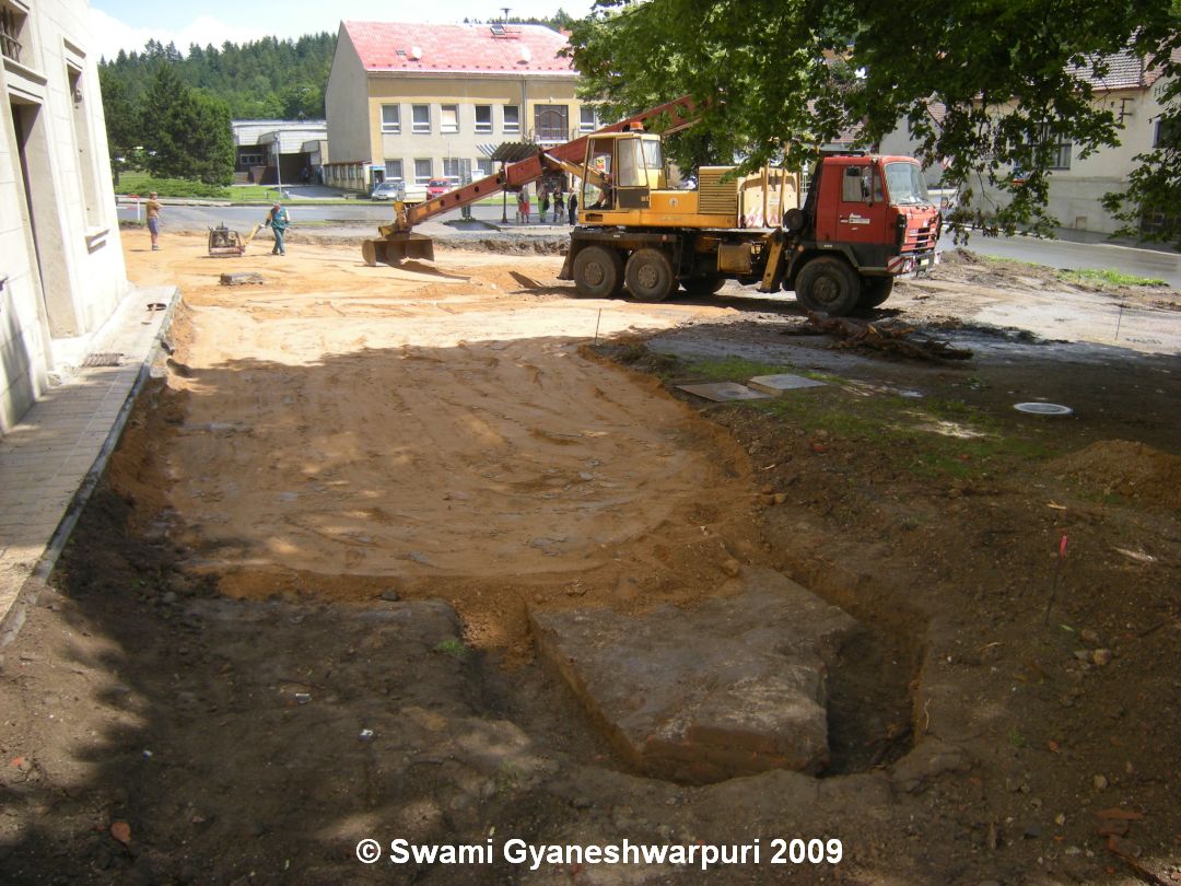  Základy staré stavby na náměstí při úpatí ambitu (2009).