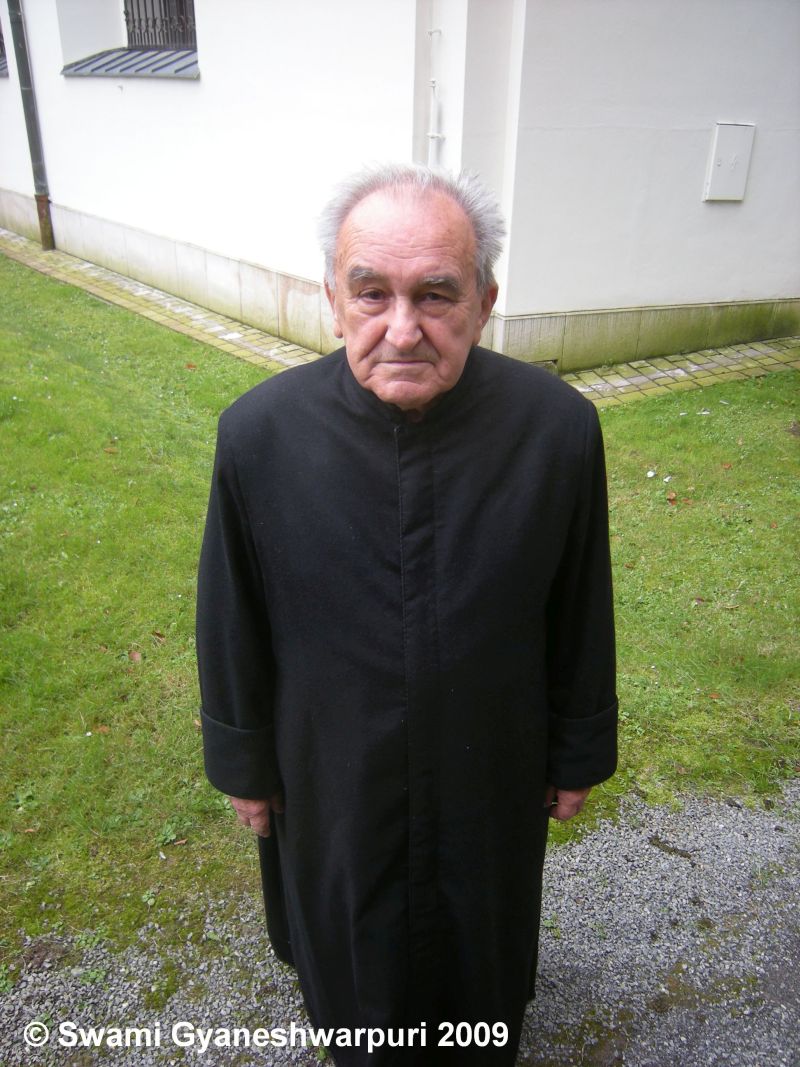 Pan děkan P. Tomáš Prnka ve svém černém kněžském hábitu (2009).