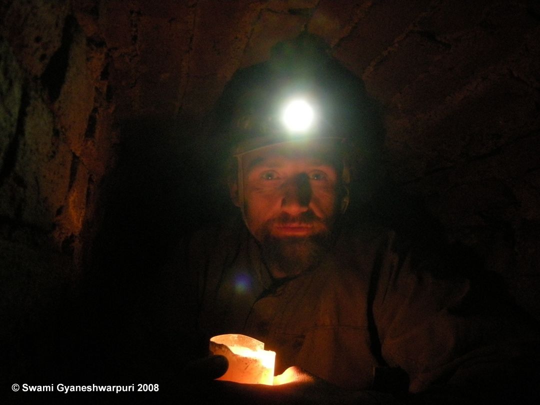 Křtinský Schliemann - v barokní kanalizaci pod jižním ambitem (2008).