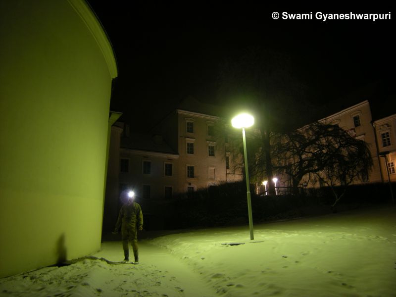  Tajuplná křtinská Stínadla. Speleologický průzkum chodby pod severním ambitem končil někdy pozdě v noci, když pan farář Peňaz šel už na faře spát (2008).