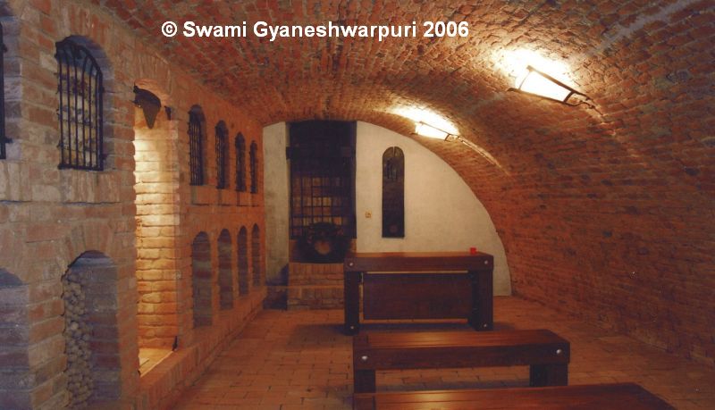 Současný stav Hlavní krypty pod chrámem Panny Marie s pietně uskladněnou kostnicí (2006).