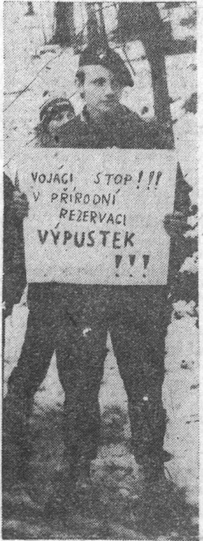 Marek Šenkyřík jako demonstránt před Výpustkem roku 1990. Foto: Josef Noák 1990.