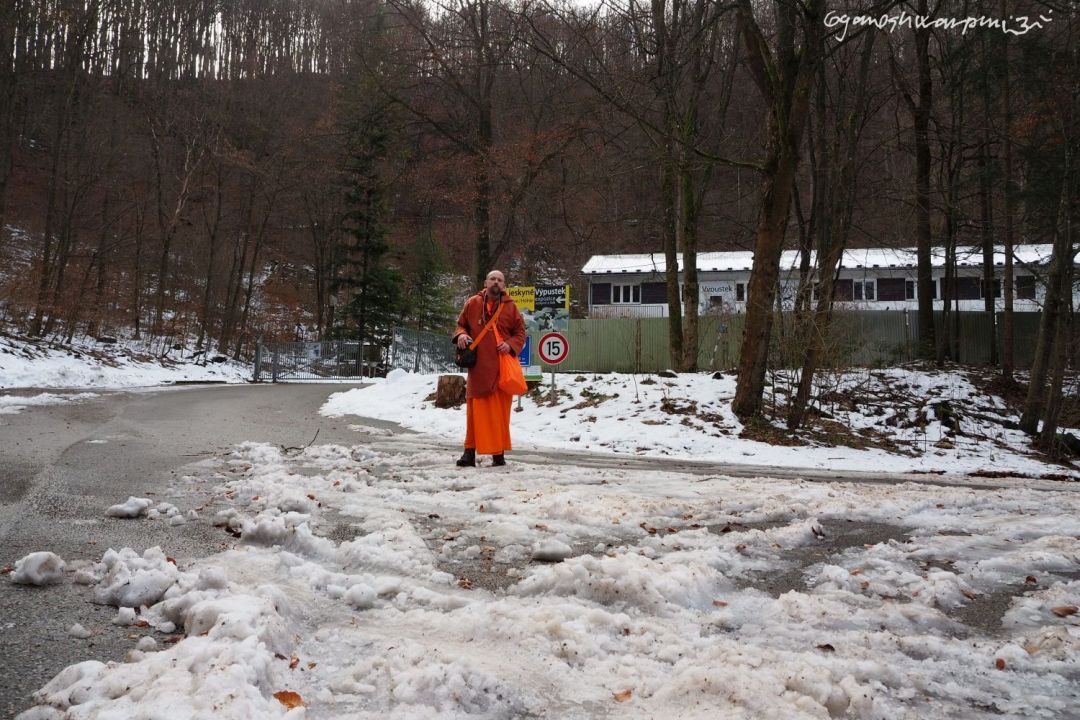 Na tomto místě proběhla Sametová demonstrace jeskyňářů před vojenským útvarem Výpustek (2021).