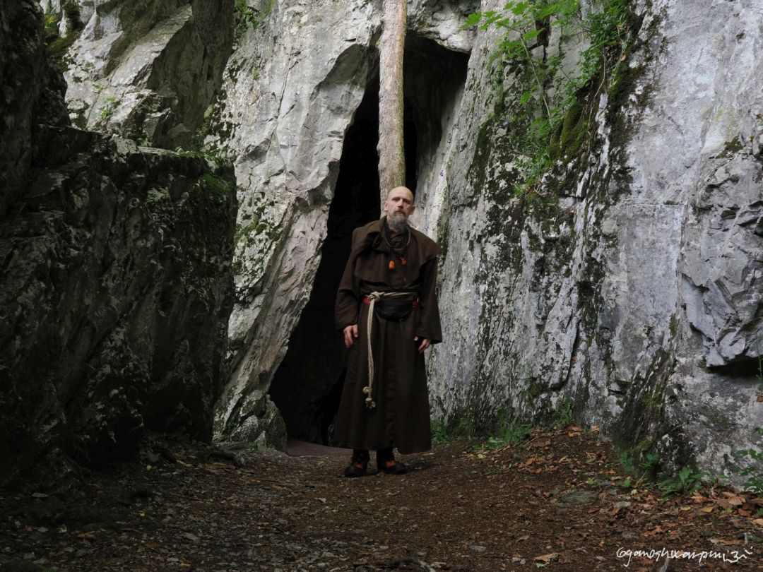 Autor tohoto článku Svámí Gyaneshwarpuri jako poustevník před křesťanskou svatyní jeskyní Kostelík u Býčí skály (2025).