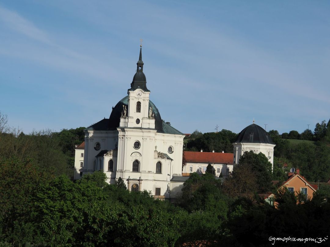 Mons. Jan Peňáz byl farářem na nejvýznamnějším moravském mariánském poutním místě ve Křtinách, kde jsem se před dvaceti roky poznali. Od té doby se datuje naše duchovní spojenectví a přátelství.