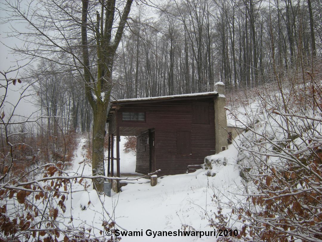 Speleologická základna SHKB Ponor u Novodvorského ponoru pod Plošinou Skalka (2010).