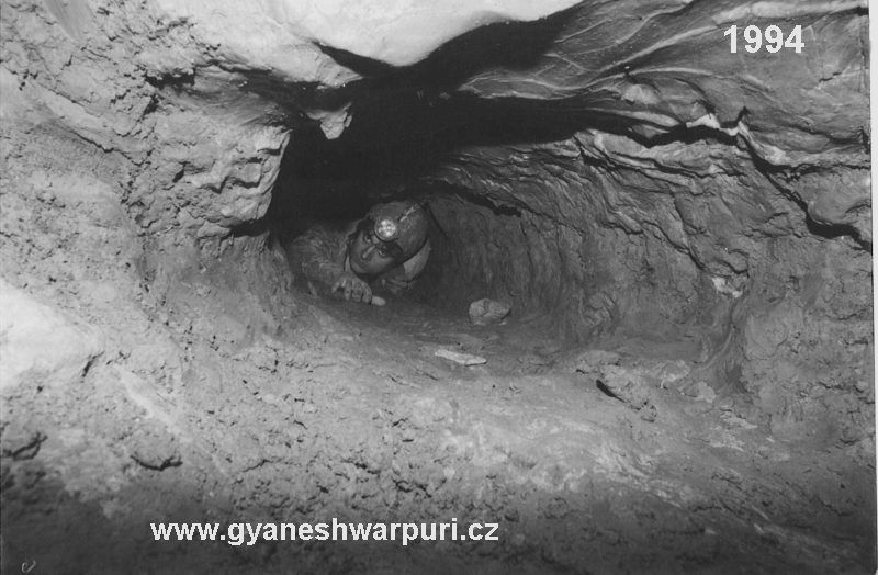 Nejpozoruhodnější fotografie z jeskyně Ponorný hrádek pod plošinou Skalka, dobře vystihující charakter odtokového trativodu - tzv. Cesta vyvolených (1994).