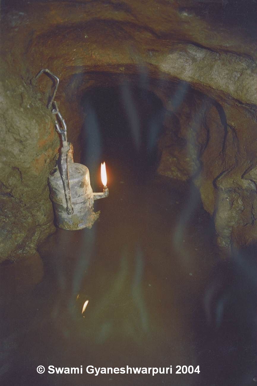 Trativod ozvěny - současný konec jeskyně Ponorný hrádek (2004).