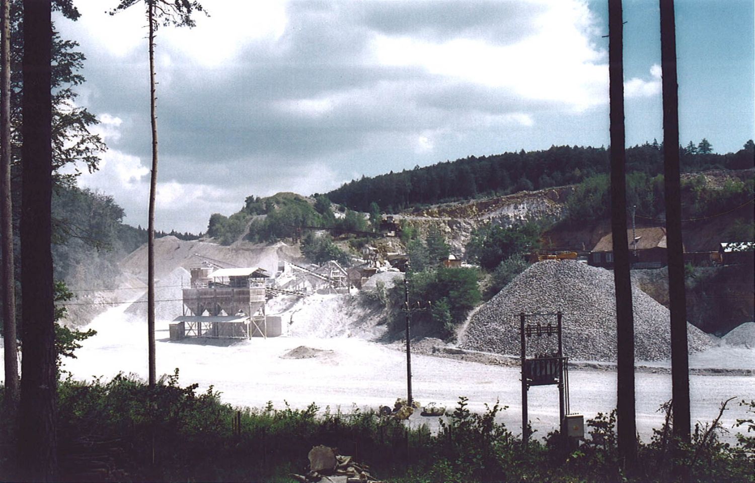 Lom Skalka na Plošině Skalka v Moravském krasu - zatížený krajiny prachem a hlukem z drtičů vápence (2004).