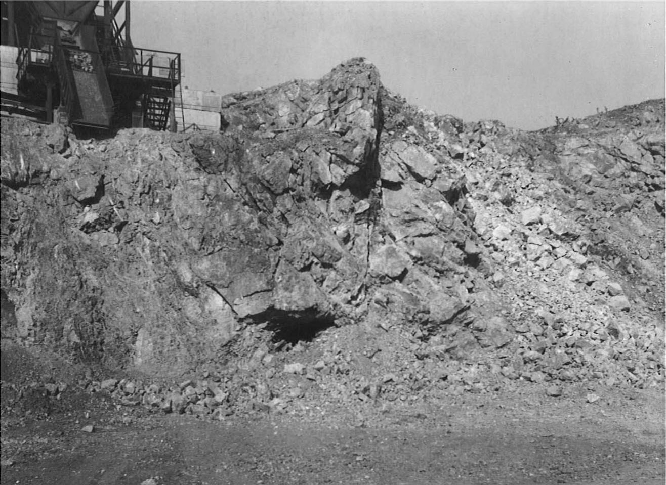 Lom Skalka: nastřelená nedokumentovaná jeskyně, 80. leta 20. století. 