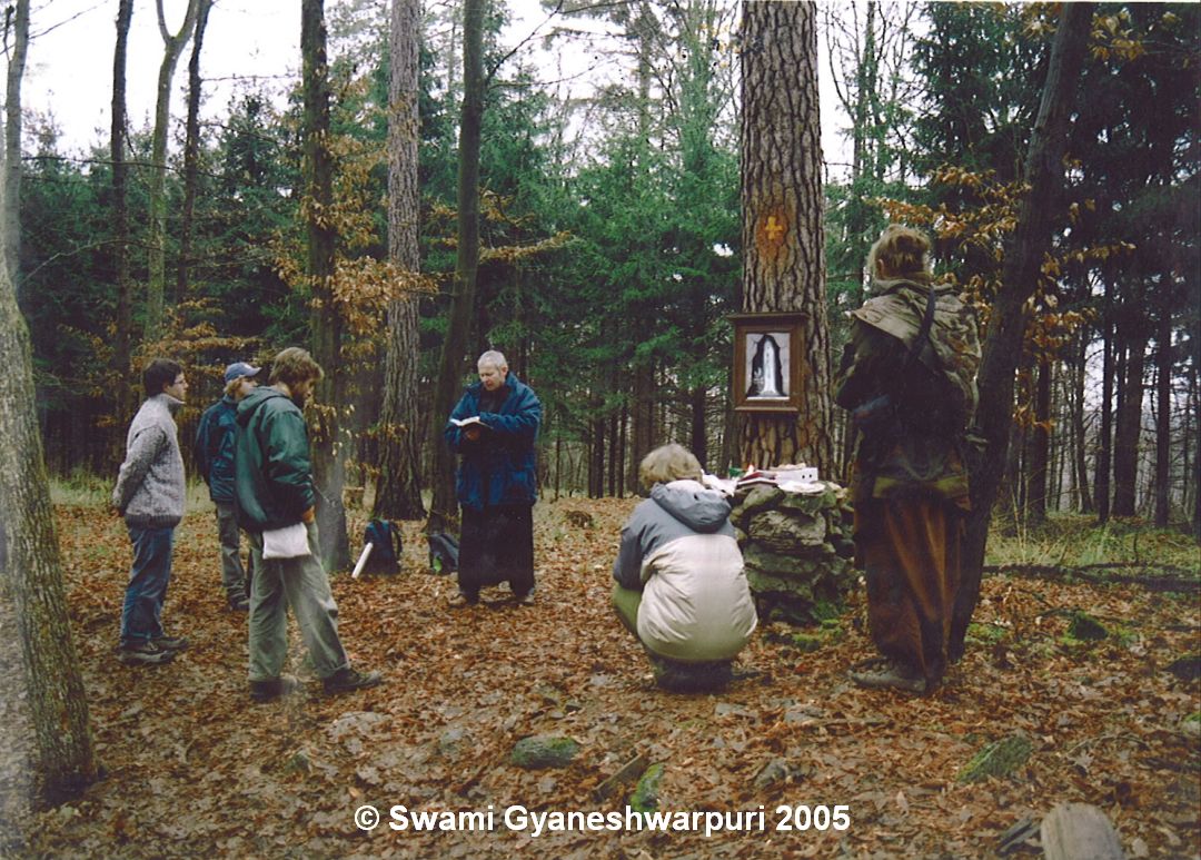 Ustanovení ZO 6-31 Speleologický průzkum poustevník Marek u závrtku Zub - propasti Soví komín (2005).