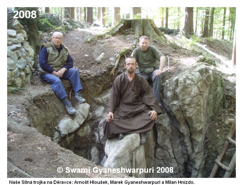 Naše Silná trojka na Děravce: Arnošt Hloušek, poustevník Marek Gyaneshwarpuri a Milan Hnízdo (2008).