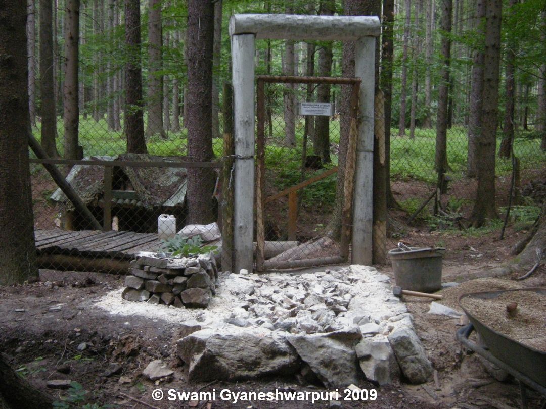 Brána na poustevnu Děravku (2009).
