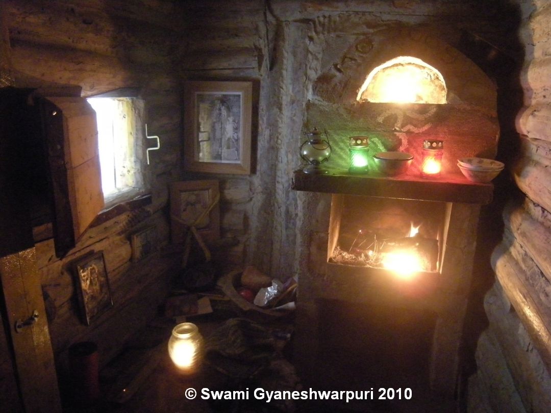 Interiér poustevny Děravky během intenzivní meditace po ukončení speleologického průzkumu (2010).
