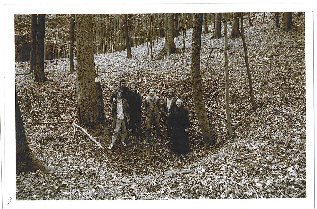 Příchod členů ZO ČSS 6-31 Speleologický průzkum poustevník Marek na Závrt u Habrůveckých smrků (2005). 