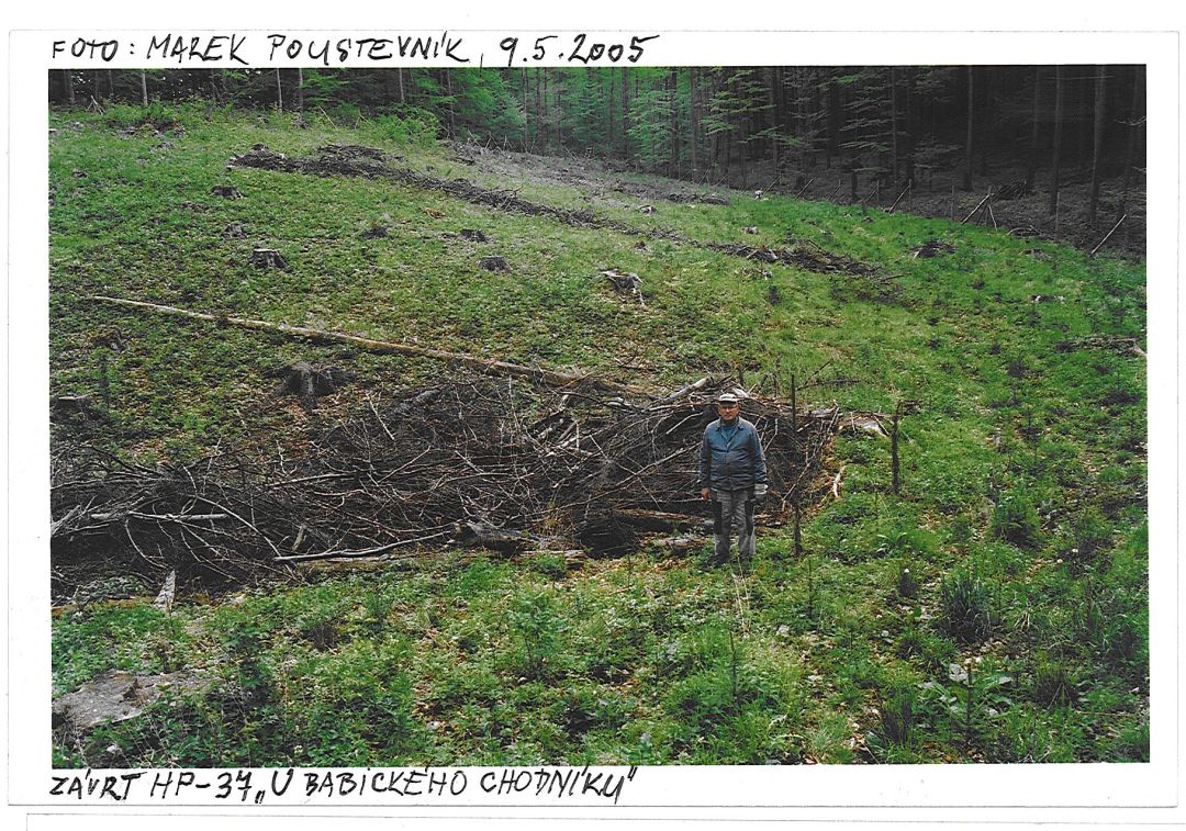 Závrt u babické stezky, který mi ukázal Arnošt Hloušek (na fotografii) 2005.