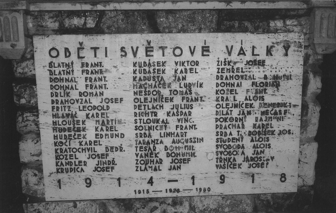 Jméno Viktora Kubáska na památníku obětem svatové války v Bílovicích nad Svitavou (asi 2006).
