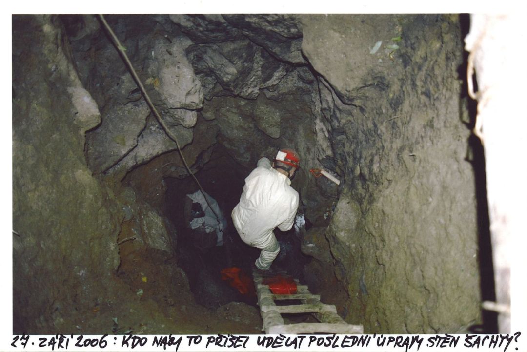 Paleoponorný jícen Závrtu u Habrůveckých smrků. Na fotografii RNDr. Vladislav Kahle (2006).