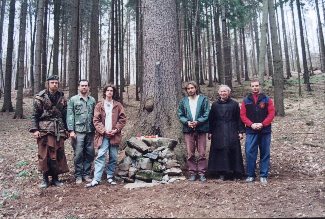 Lesní oltář pod Habrůveckým smrkem zbudovali členové ZO ČSS 6-31 Speleologický průzkum poustevník Marek v roce 2005.