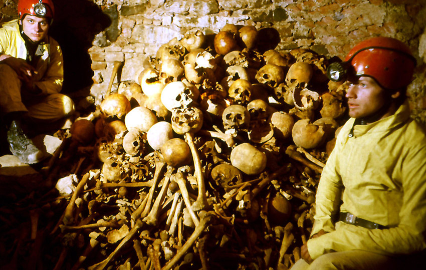 Nejslavnější fotografie Marka Šenkyříka (vpravo) v podzemí chrámu Panny Marie ve Křtinách - kostnice pod věží. Foto: Ladislav Lahoda 1991.