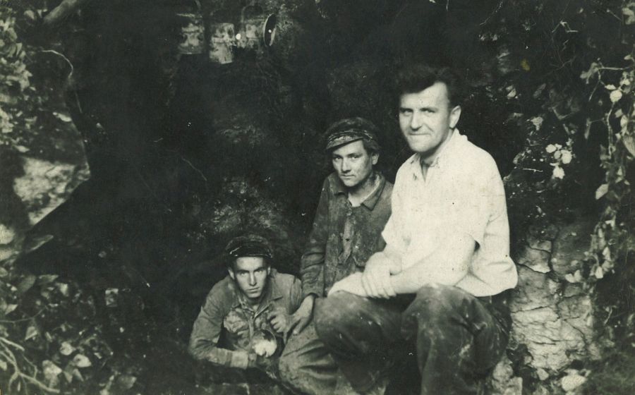 Habrůvečtí jeskyňáři Arnošt Hloušek (vlevo) a Emanuel Jašek (uprostřed). Objev jeskyně Arnoštka (1948)
