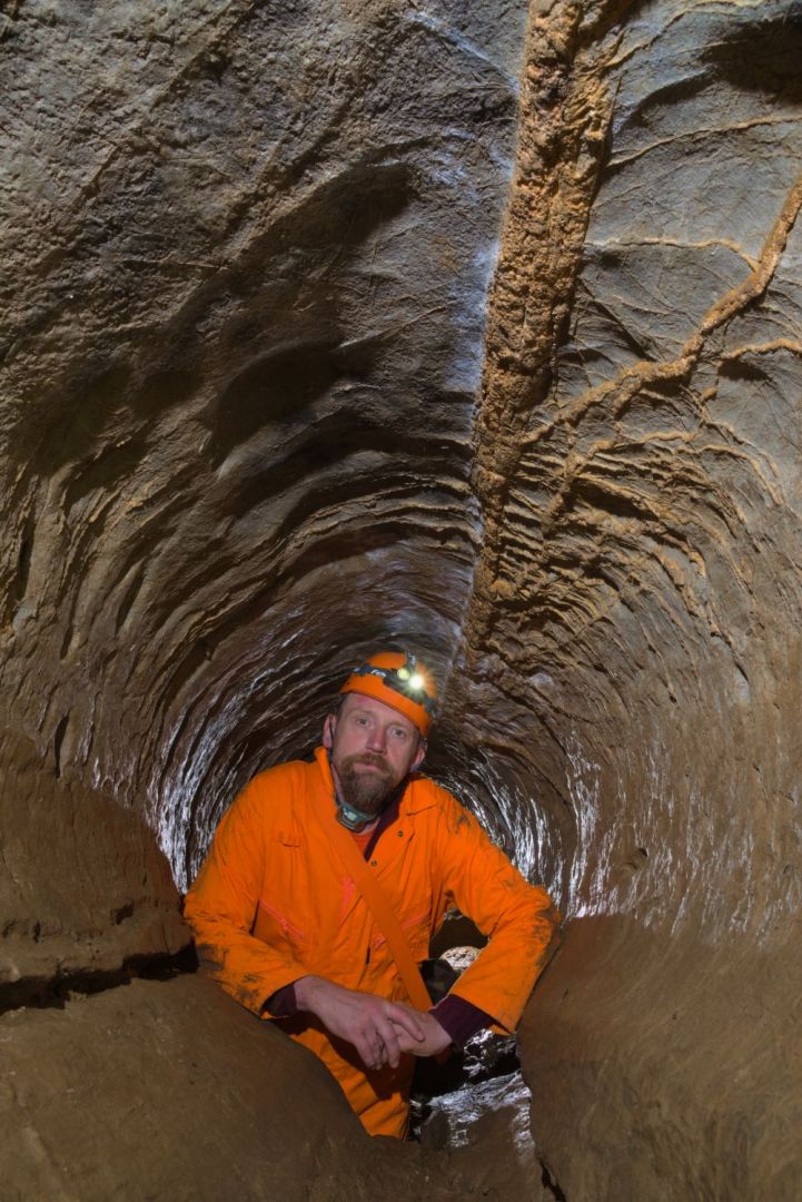 Autor tohoto webu (Swami Gyaneshwarpuri) v Jícnu děla v Málčině jeskyni. Foto: Pavel Chaloupský 2022.
