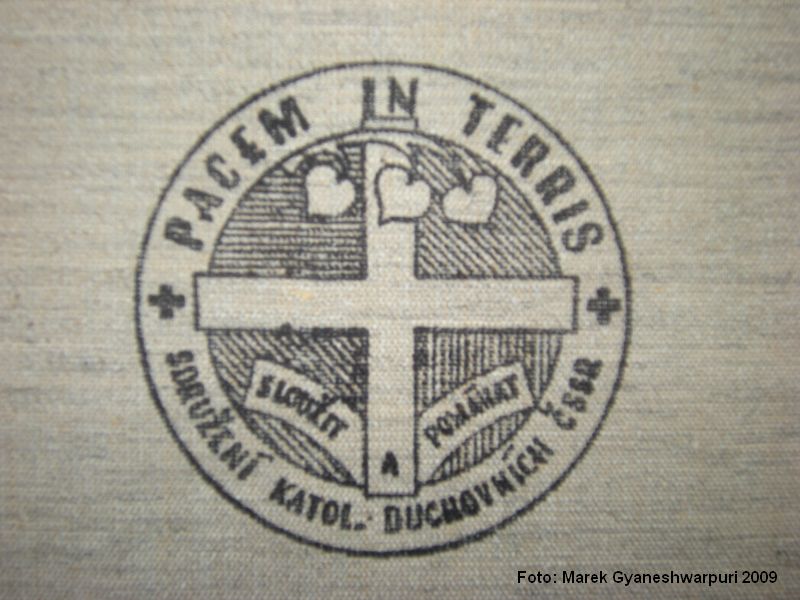 Razítko "Pacem in terris" objevené v archivu fary ve Křtinách. Foto: Marek Gyaneshwarpuri 2009.