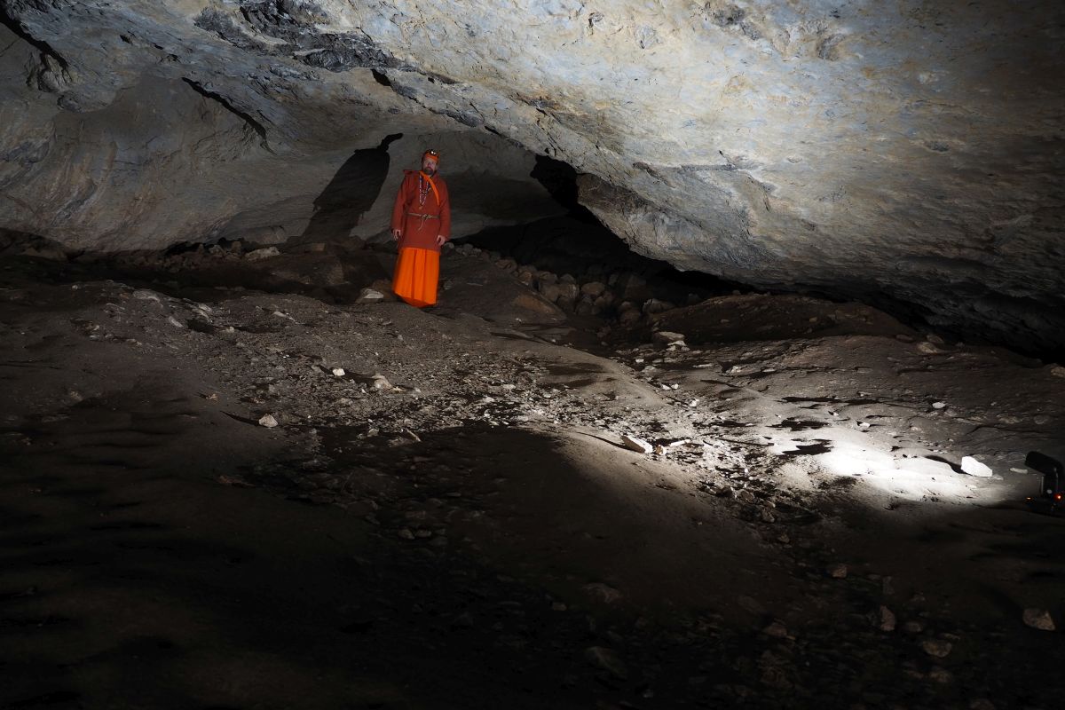 Jeskyně Pekárna na 44 m Šenkyříkovy sondy, před koncovým závalem. Foto: Swami Gyaneshwarpuri (2021).