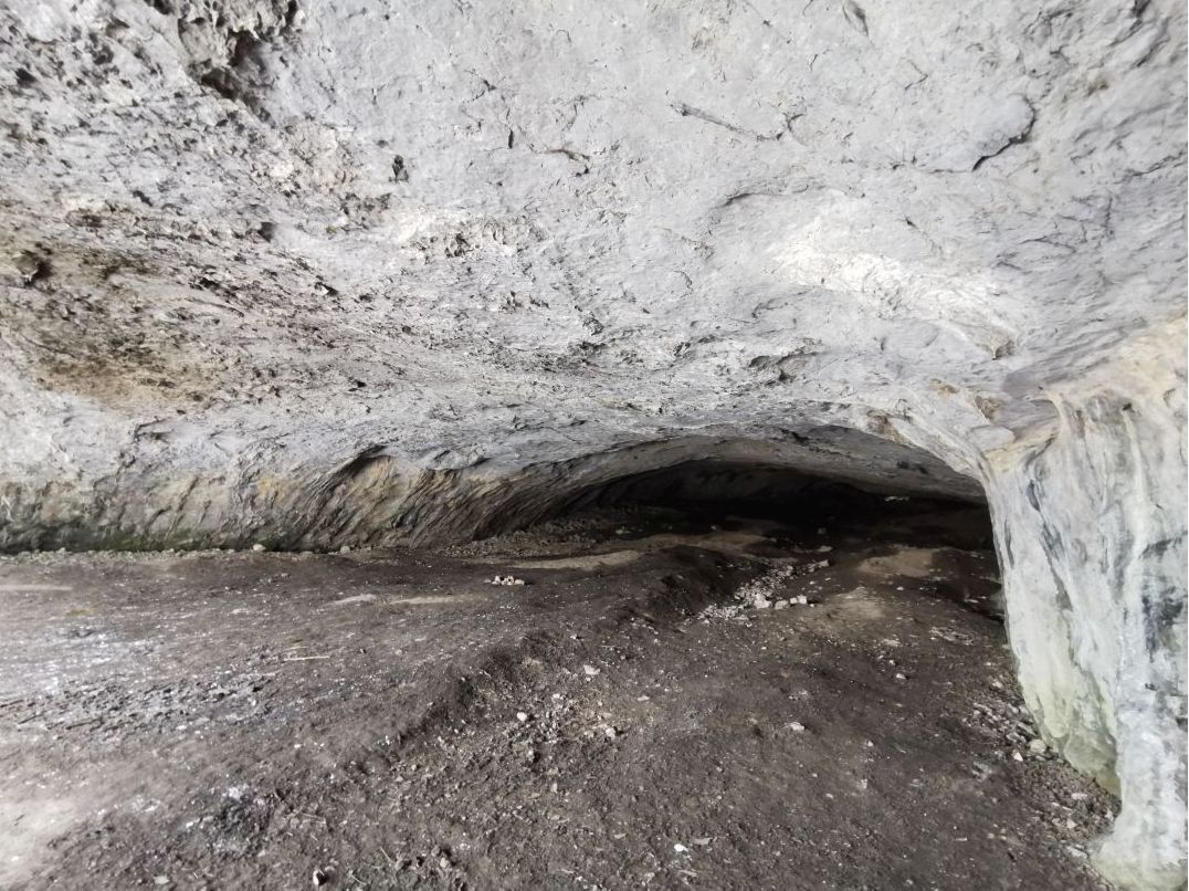 Jeskyně Pekárna - v centrální prostoře je dosud patrný zářez Šenkyříkovy sondy Speleohistorického klubu Brno. Foto: Kamil Pokorný (2019).