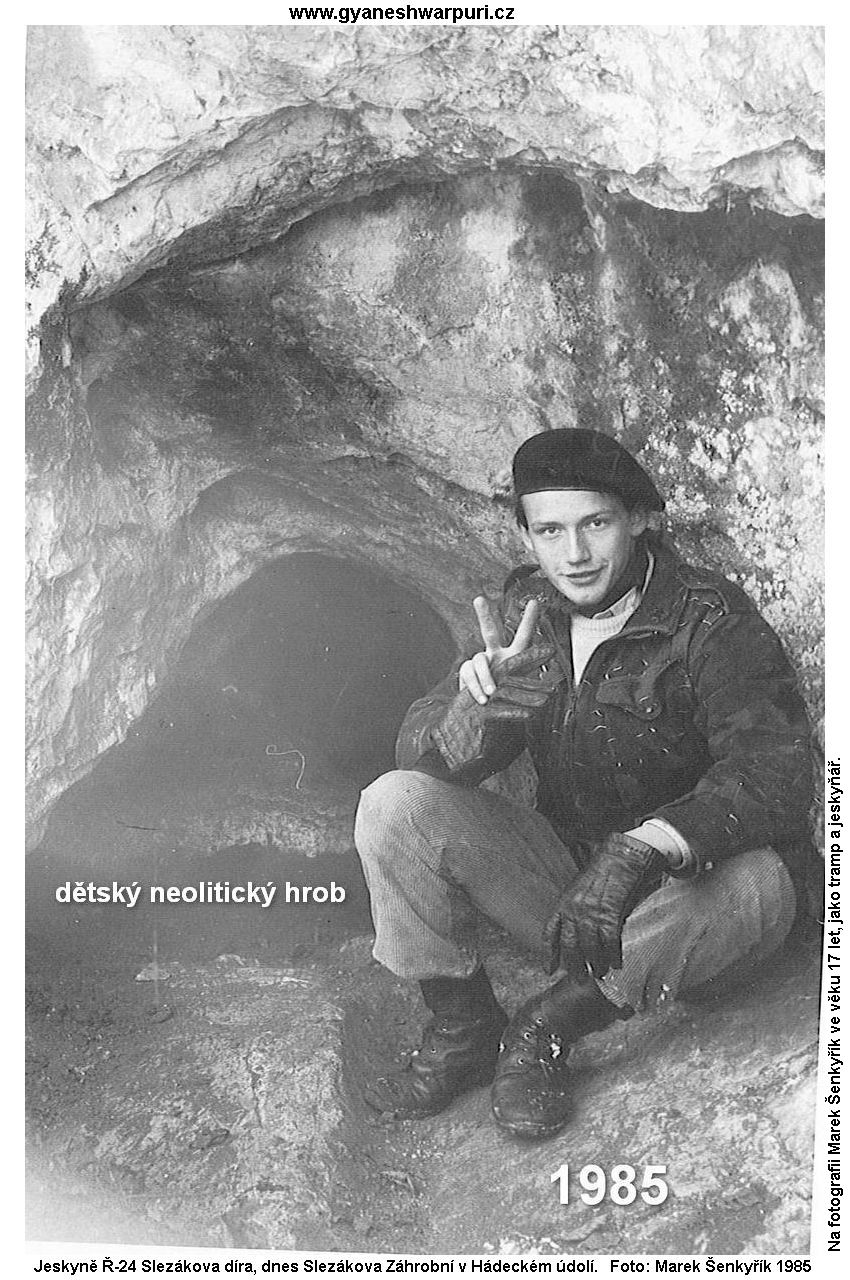 Jeskyně Slezákova díra - historický fotografie vchodu s vyznačenou polohou dětského neolitického hrobu. Na fotografii Marek Šenkyřík. Foto: Marek Šenkyřík (1985).