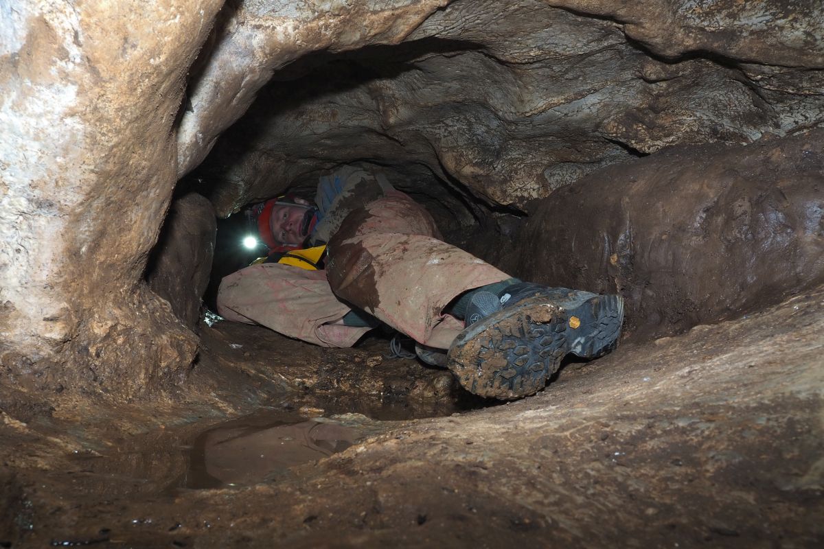 Jeskyně Slezákova díra - Záhrobní - plazivka do Šamanského dómu. Na fotografii Ing. Pavel Chaloupský. Foto: Svámí Gyaneshwarpuri (2021).