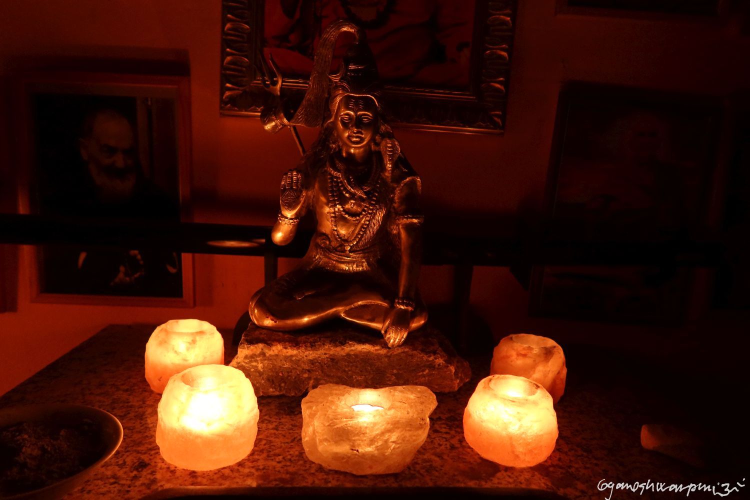 Můj meditační oltář dnešní noci.