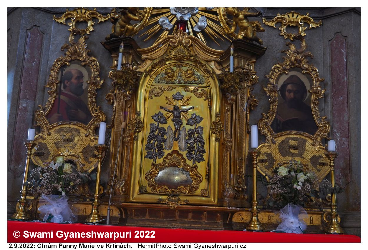 Obrázky svatého Cyrila a Metoděje na hlavním oltáři chrámu Panny Marie ve Křtinách. Dříve věřili legendě o cyrilometodějském původu Křtin více než dnes (2022).