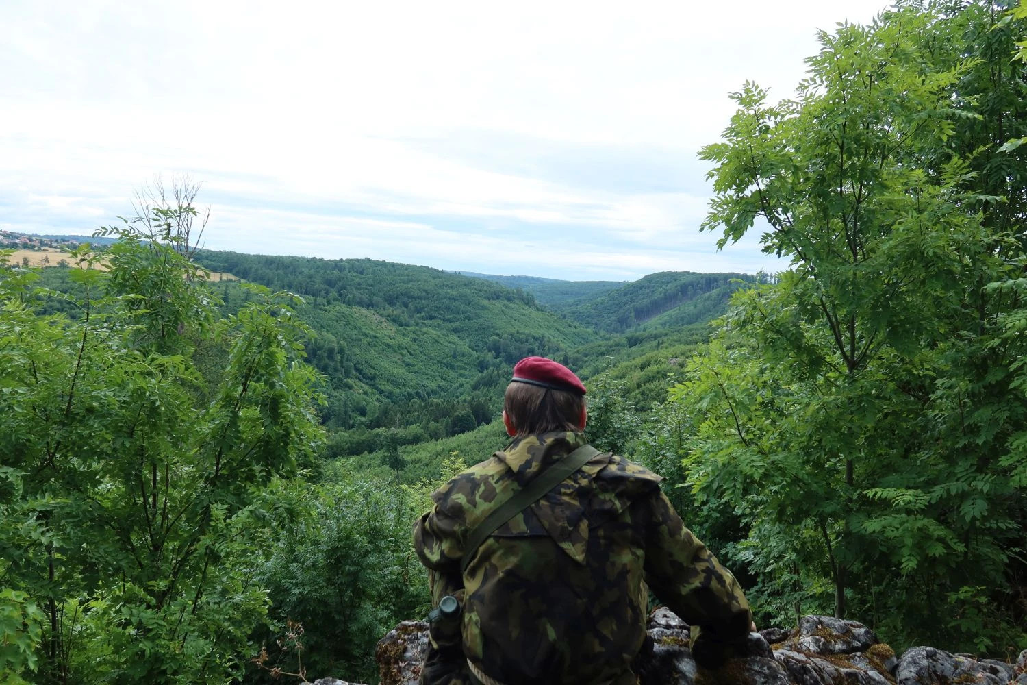 Přece jenom zvítězila maskáčová outdoorová kutna nad tradiční hnědou františkánskou. Má to tak být.