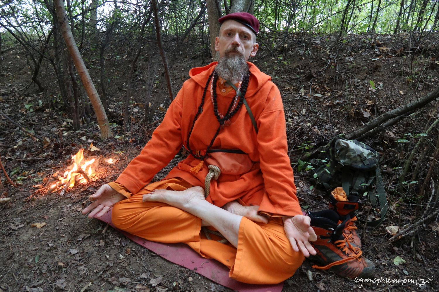Mé nové meditačbní místo na Staré německé dálnici u Bosonoh. Oheň jsem si udělal jen na focení a hned jsem ho po několika minutách uhasil. Svůj ranní čaj si budu zde vařit na plynovém vařiči - to na vysvětlenou této fotografie.