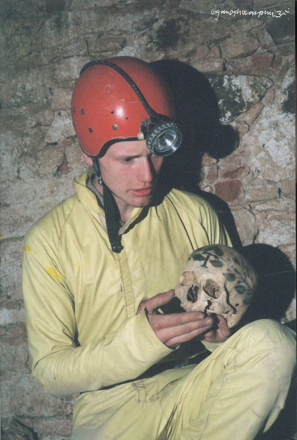 Objev pomalovaných lebek ve Křtinách (1991).